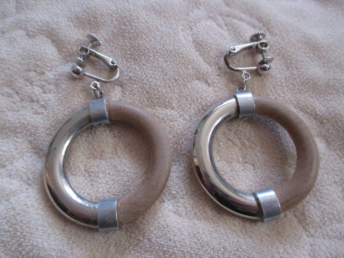 昭和 レトロ ベージュ×シルバー イヤリング 木製 used 中古 夏 さわやか 丸いイヤリング 送料85円~ 軽量拍卖