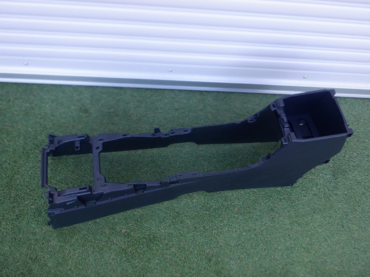 新車外し トヨタ純正 ZSG10 ZVG11 ZVG15 カローラクロス センター コンソール パネル カバー 58810-16010 m-24-2-302拍卖