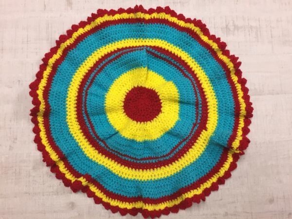 インテリア小物 オールド レトロ 鍵編み 円形ラグ マルチカバー ひざ掛け チェアマット ハンドメイド 赤×黄色×水色拍卖