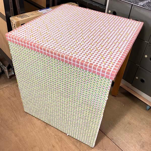 b)引き取り限定!タイル作業台 幅:約76×奥行:約76×高さ:約85cm ピンク×イエロー系 机 調理台 スライド式棚板付 中古 ※傷み有 発送不可②拍卖
