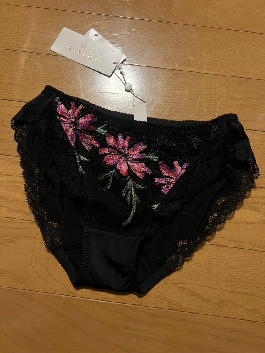 Triumph FRORALE トリンプフロラーレ 黒色 新品未使用です。Mショーツ スタンダード拍卖