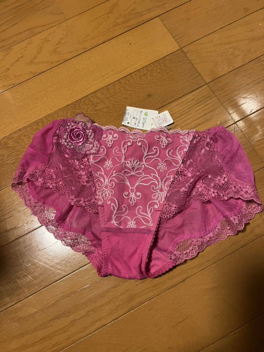 triumph トリンプ T75-8068 高級ショーツ フロントピンク白刺繍 新品未使用です。Mヒップハング拍卖