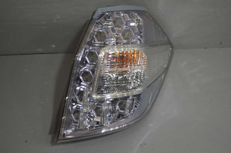 フィット シャトル 前期(GP2) 純正 スタンレー 破損無 取付OK 動作保証 右 テールランプ テールライト W0020 / 33500-TF7-J01 k080350拍卖