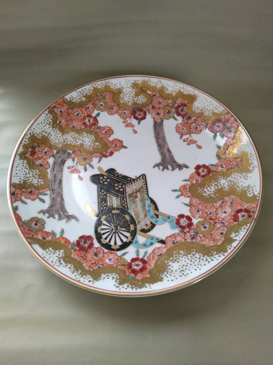 色絵皿 御所車 壁飾り 雛飾り 金彩色絵桜柄 在銘 飾り皿 紐通し穴あり オブジェ 30.5センチ拍卖