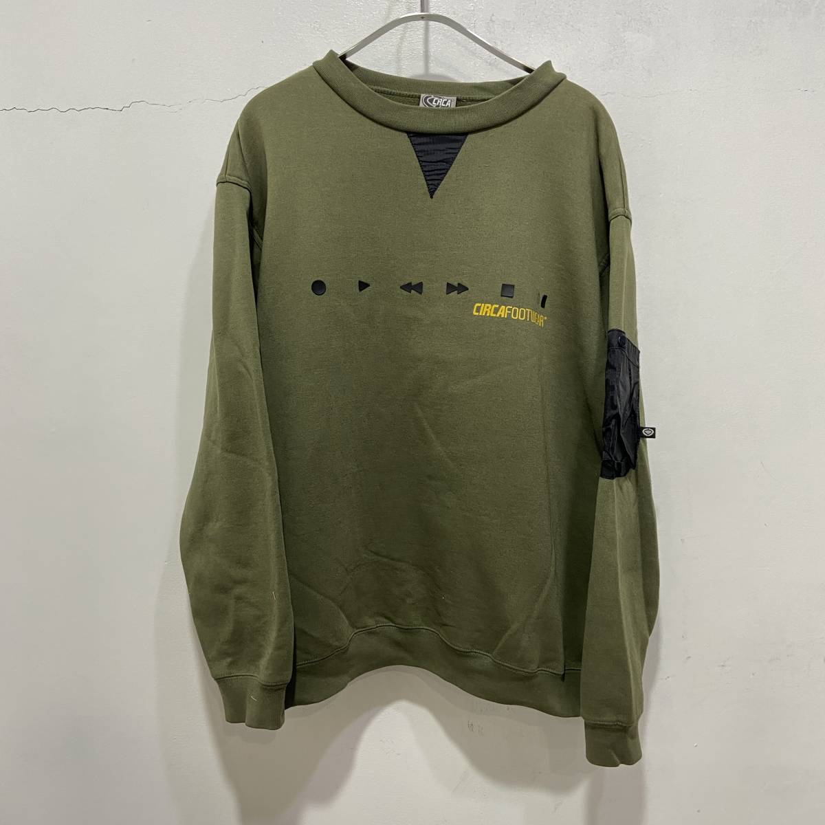 送料無料☆CIRCA☆サーカ☆プリントロゴスウェット☆前V☆ラバーデザイン☆カーキ☆M☆B24M拍卖