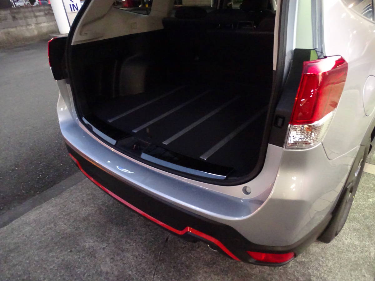 ※格安売り切り!スバル 新型 フォレスター リア スカッフプレート SK9系 ラゲッジインナーガード ブロンズブラック黒 貼り付け装着拍卖