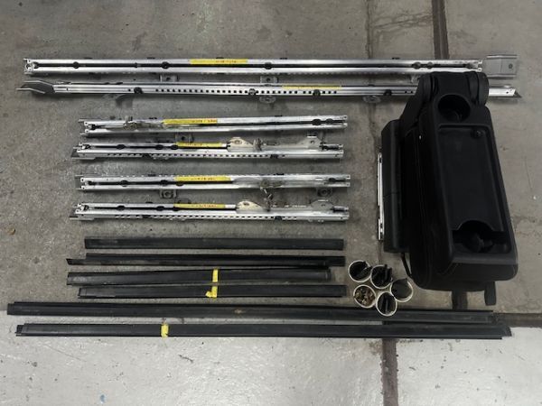 日産 NISSAN セレナ SERENA CC25 ハイウェイスター 純正 ★部品取り★ セカンド/サード シート レール センター コンソール セット No.3315拍卖