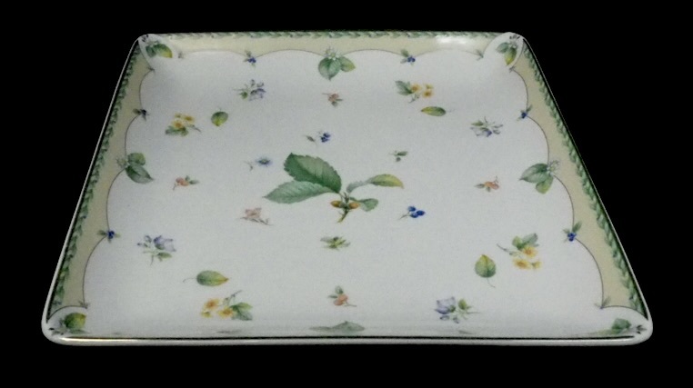 柔らかい色彩の花々が散りばめられたプレート!昭和ビンテージ 鳴海製陶株式会社 NARUMI CHAINA スクエアプレート 1955〜1970年代 YMH602拍卖