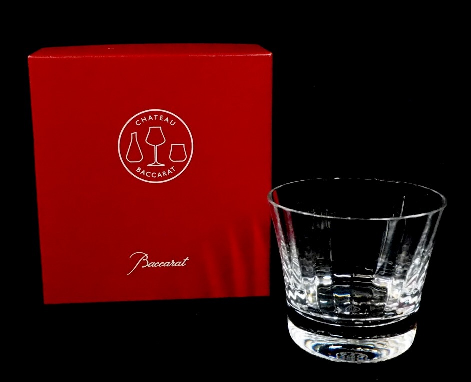 側面に縦に入ったプリーツ模様は、優しい光を放ち、クリスタルにさらなる深みを!バカラ ミルニュイ タンブラー クリア 箱付 YMH602拍卖
