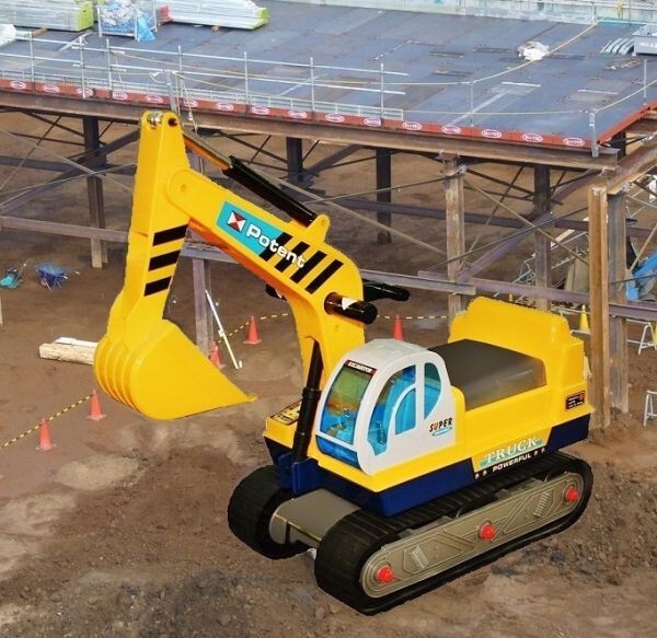 掬う、掴む 一台二役! 乗用パワーショベル ☆足漕ぎパワーショベルカー ☆グラップルアタッチメント付き【足こぎ・足蹴り・乗用玩具】拍卖