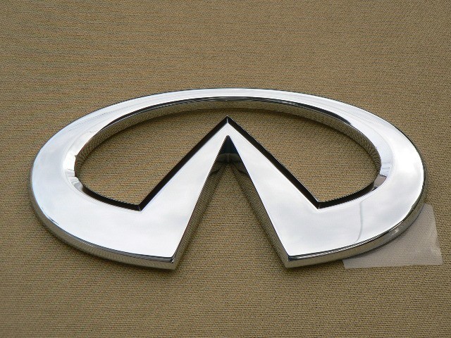 インフィニティ マーク リア エンブレム 純正 部品 INFINITI NISSAN PARTS EMBLEM 日産 純正 64 mm x 125 mm リヤ拍卖
