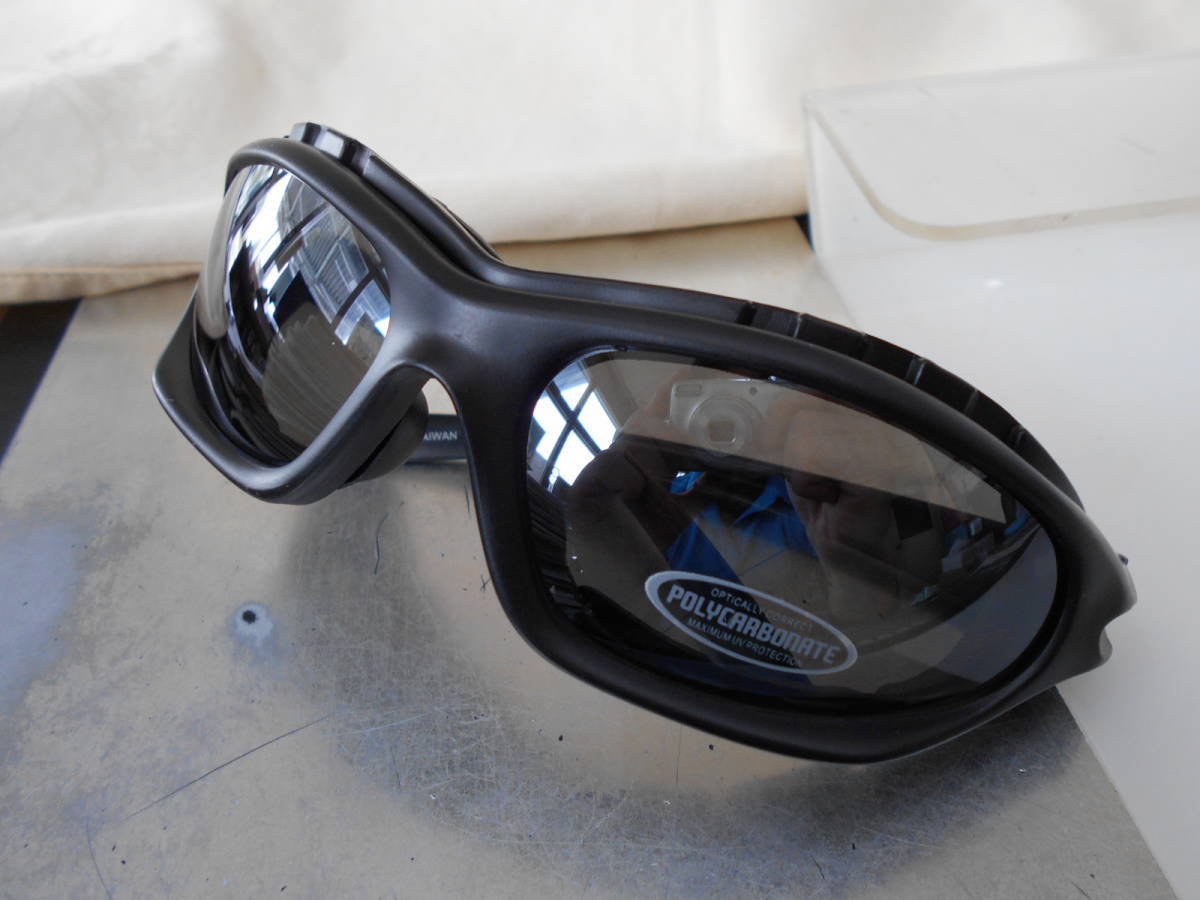 バイカーにお勧め!超かっこいい サングラス 68989-01 (ブラック×スモーク) !拍卖