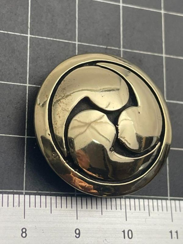 真鍮製★家紋コンチョ★丸に左三つ巴★中サイズ拍卖