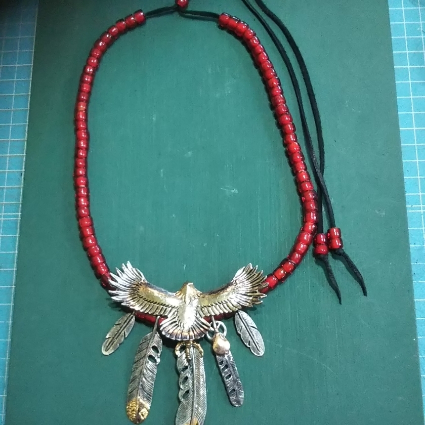 イーグルフェザーネックレス 赤大ビーズ拍卖