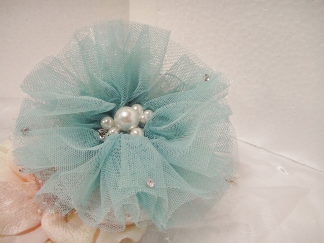 ♪ 新品 コサージュ ヘアクリップ『高品質/成人式 入学式 卒業式 結婚式/ラメチュール&チュール/大フラワー/スワロスキー&大パール/ブルー拍卖
