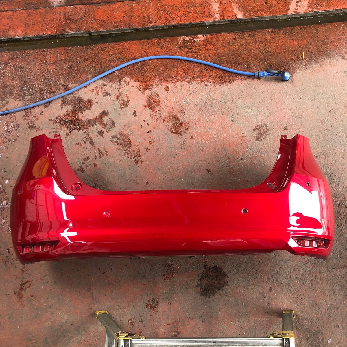 【兵庫神戸三田】フィット GR1 リアバンパー 品番71500-TZA-J00ZB R565M/プレミアムクリスタルレッドメタリック拍卖
