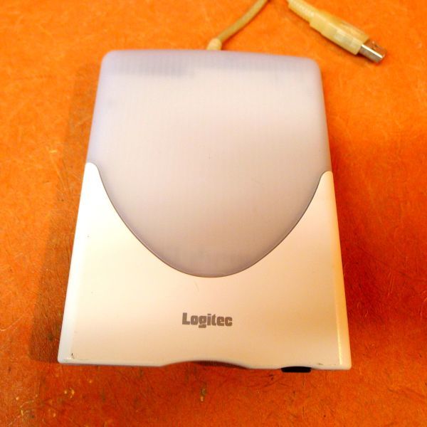 b078 フロッピーディスクドライブ ロジテック LFD-31UEJP サイズ:幅約11cm 高さ約14.5cm 奥行約2cm/60拍卖