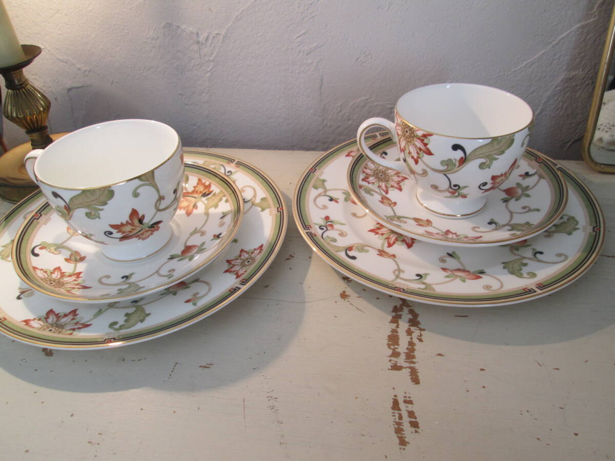 廃盤希少☆ウェッジウッドWEDGWOOD オベロン カップ&ソーサー+20cmプレート×2セット/優美な柄で気品あり♪使用感ほぼない美品です拍卖