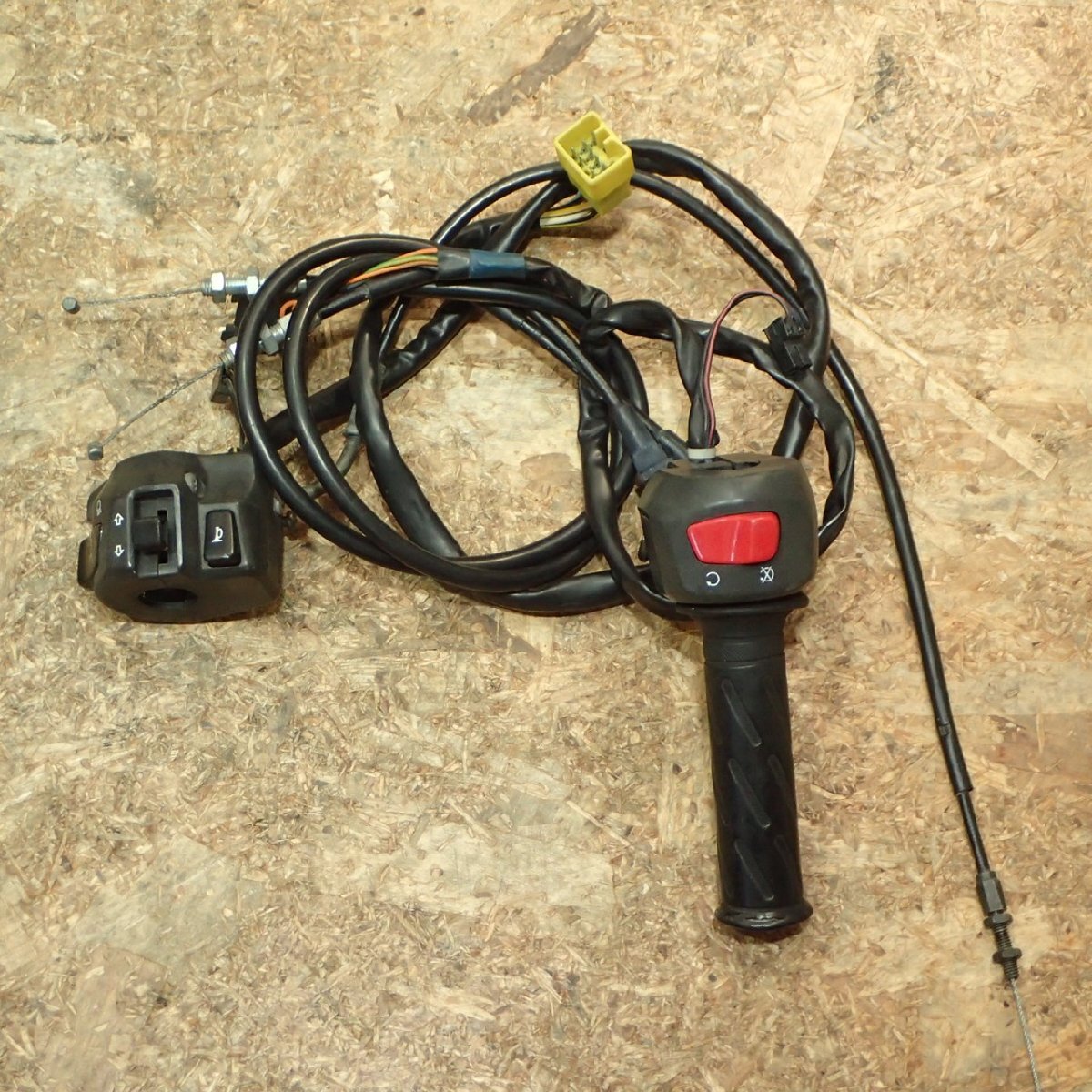 【送料Mサイズ】SUZUKI JS1GT74A5121***** GSX-R1000 ハンドルスイッチ 左右 検.( スイッチボックス K1/K2 20243 13 橙3拍卖