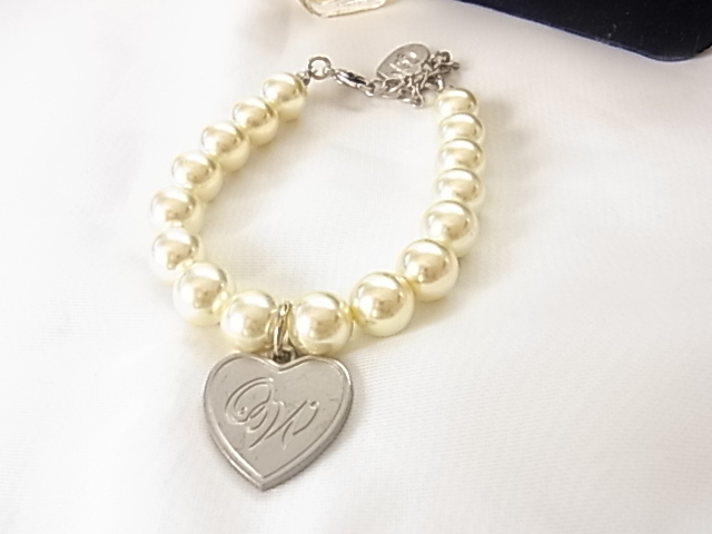 ワンウエイ刻印 oneway フェイクパール 1センチ玉くらいで大きめ ハートのチャーム付き キュート ガーリーデザインのブレスレット◎◎拍卖
