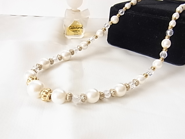 新品タグ付き プラスチックパールとクリアのビーズ使いにゴールドカラーがアクセントで素敵な軽量デザイン 素敵ネックレス◇◇拍卖
