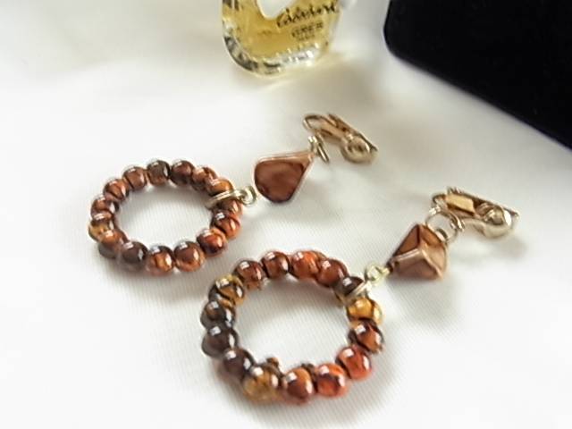 ビンテージ/ヴィンテージ 木製調のビーズストーン ブラウンカラー リングが揺れて素敵 送料120~ 素敵なイヤリング☆拍卖