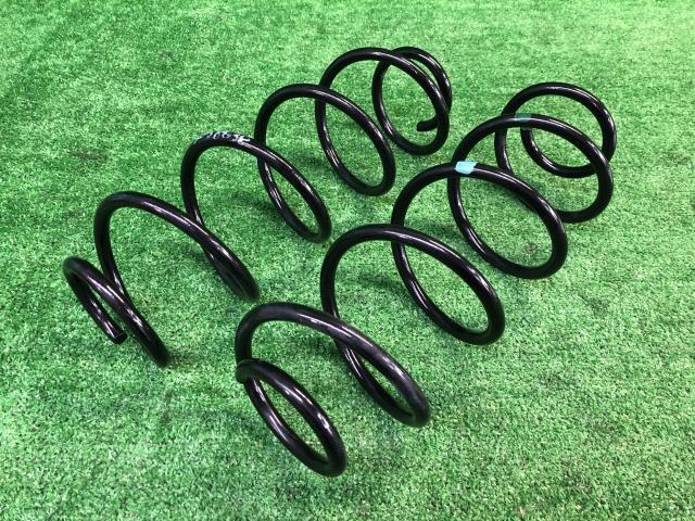 ★ヤリス 5BA-MXPA10 リアスプリングセット X 48231-K0030★拍卖