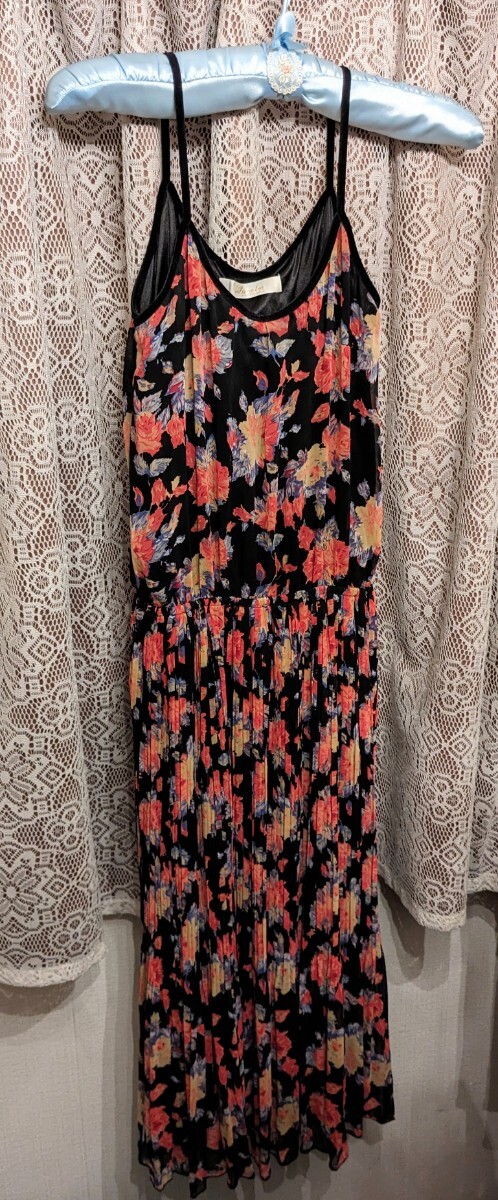 キャミワンピース■黒地にお花柄■ボタニカル■シフォン薄手■ウェスト下細やかなヒダプリーツ♪■裏地有■ポリエステル100%■未使用保管品拍卖