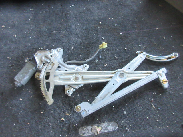 ★18R6A7564 GX81 マークⅡ 純正右後ろウインドウレギュレーター 右リア 修理やストック等に拍卖