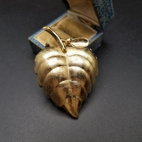 AVON 葉 植物 モチーフ ヴィンテージ ブローチ ポプリケース 立体 大ぶり ゴールドトーン フローラル レトロ コスチュームジュエリー SJA2拍卖