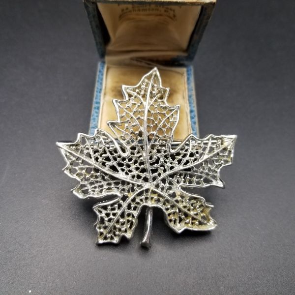 Sarah Coventry メープルリーフ フィリグリー ヴィンテージ ブローチ 楓の葉 レトロ コスチュームジュエリー シルバートーン 大ぶり ADP1拍卖