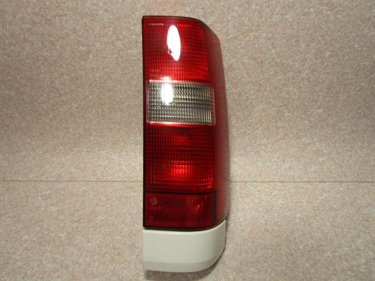 ◎ジャンク◎ ボルボ V70 8B テールランプ 右 下側 パネル白 スタッドボルト折れ?拍卖