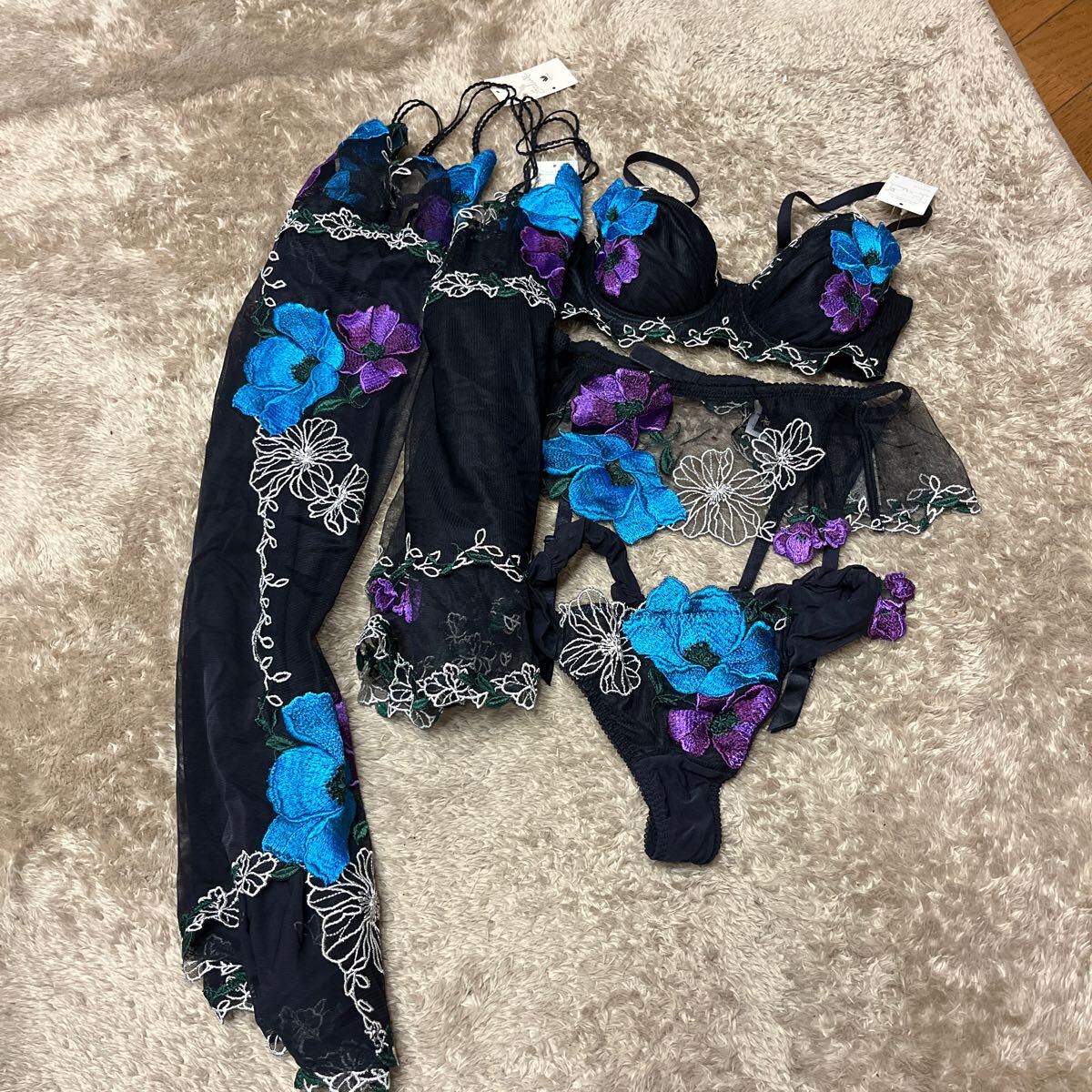 超お値打ち出品 Wacoal Salute Lady'sブラ/Tバック/ガーターベルト/キャミ/スリップの勝負ランジェリー5点セット新品タグ付未使用拍卖