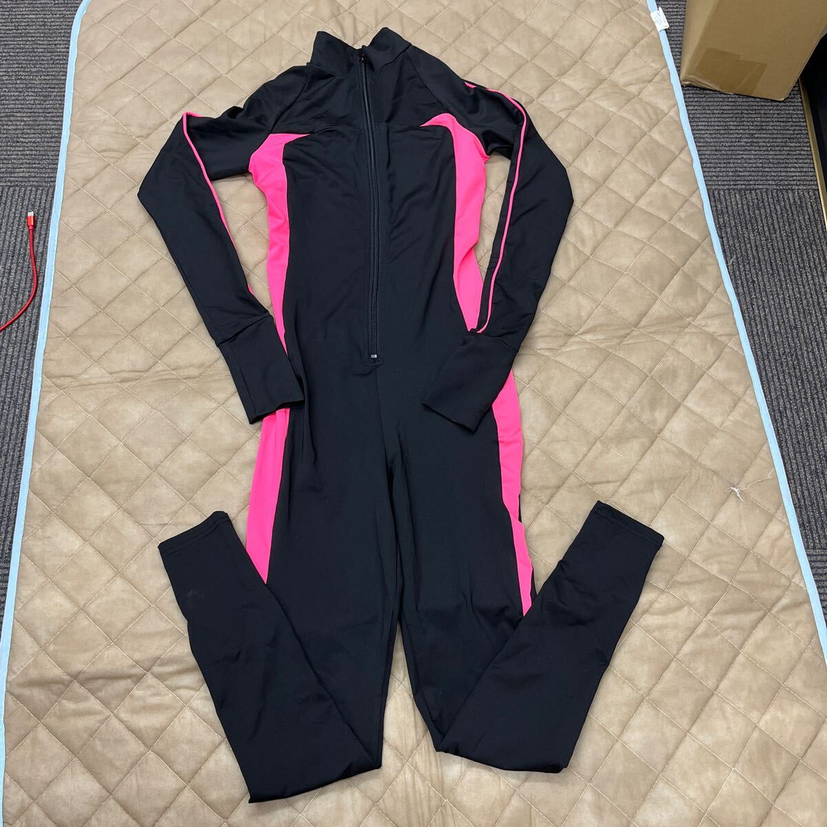 超お値打ち出品 小さめサイズ Femima Lady's スポーティーなフルジップユニタード Fサイズ used超美品拍卖