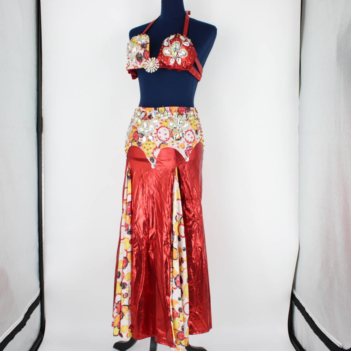 『送料無料』【ベリーダンス用オリエンタル衣装】多数ビジュー付き ラメ入りレッド ブラトップ スカート 上下セットアップ エジプト 赤拍卖