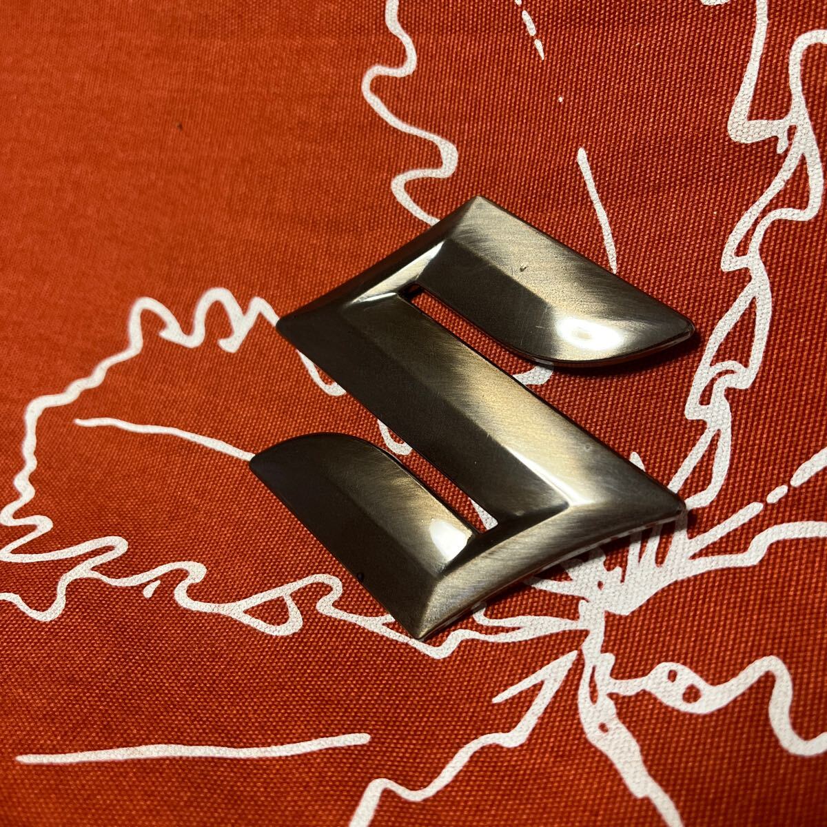 スズキ カスタム エンブレム ヘアライン加工 メッキスモーク 難あり特価拍卖