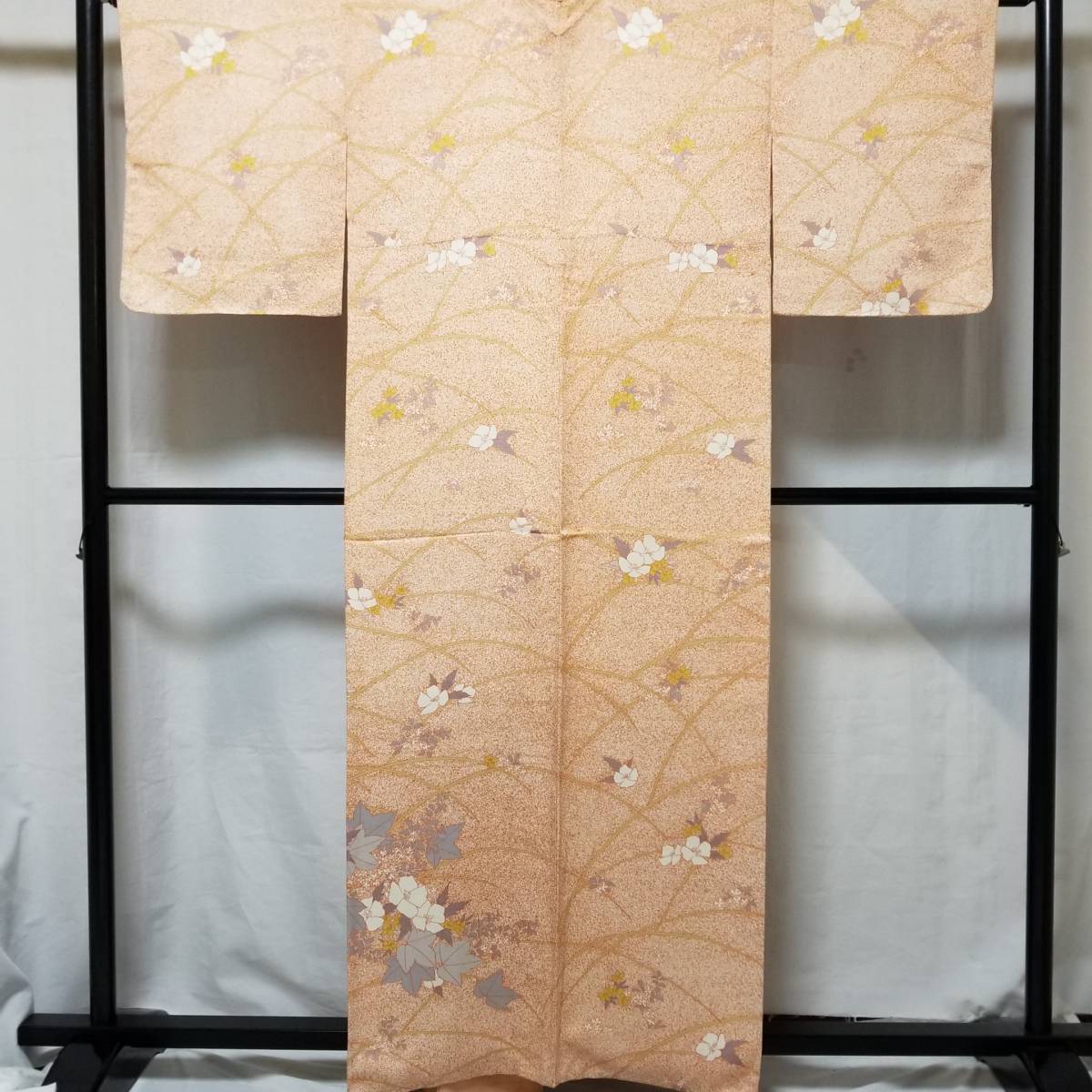 【桐徳】付下げ☆即決品*お買い得品{正絹*絵羽付け*袷仕立*付下げ}*身丈161-裄64*白地*黄茶色の本蝋けつ蒔き糊加工地*花文様*№3384拍卖