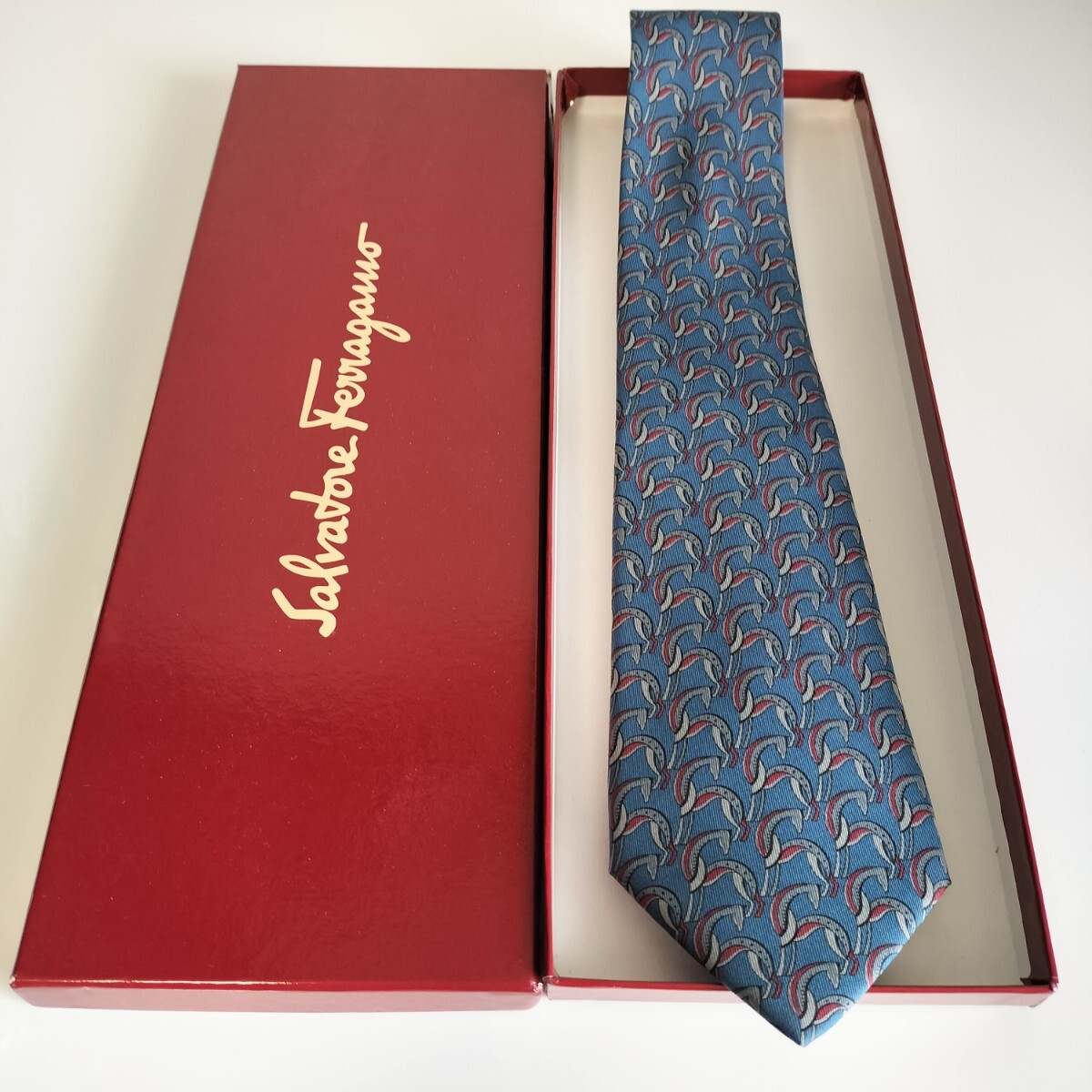 Salvatore Ferragamo(サルヴァトーレフェラガモ)紺赤まさかりネクタイ拍卖