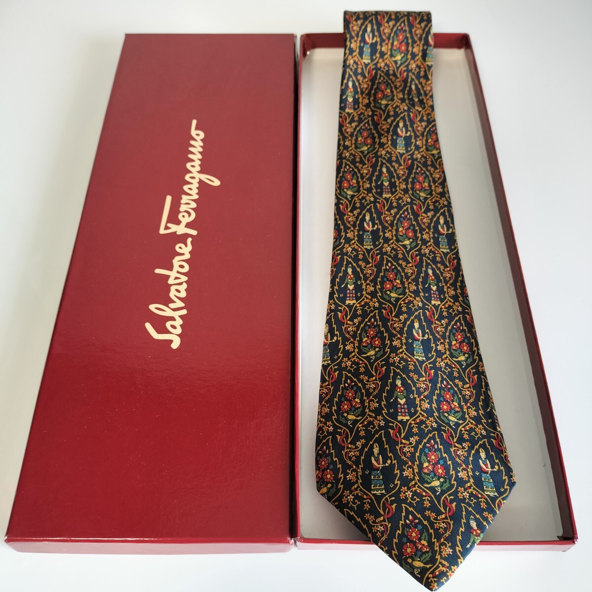 Salvatore Ferragamo(サルヴァトーレフェラガモ)紺マルチカラー人花装飾ネクタイ拍卖