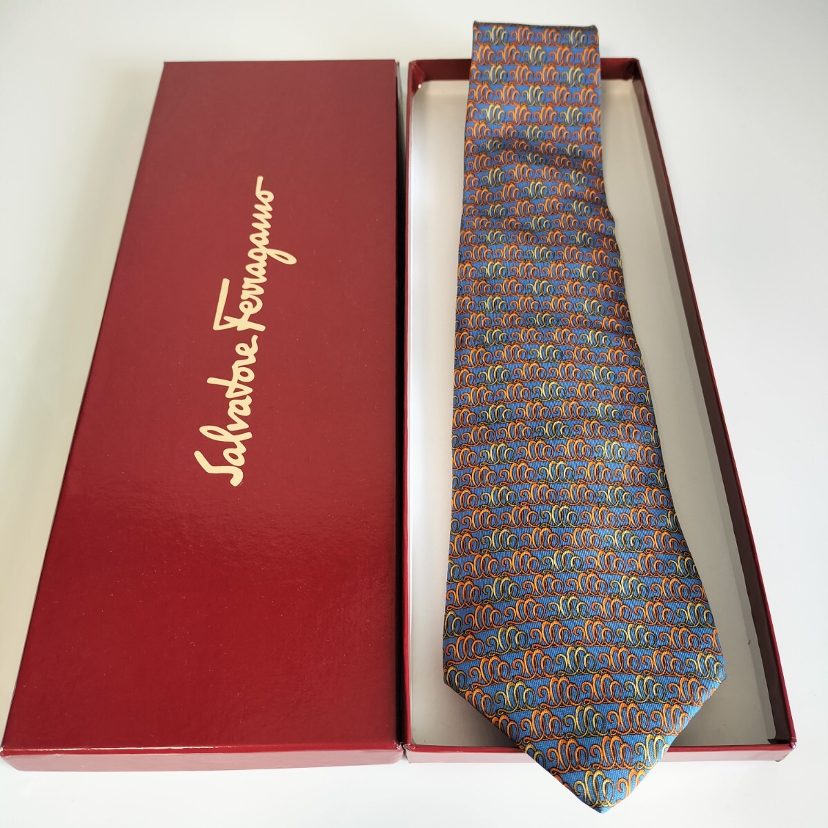 Salvatore Ferragamo(サルヴァトーレフェラガモ)青立体アーチネクタイ拍卖