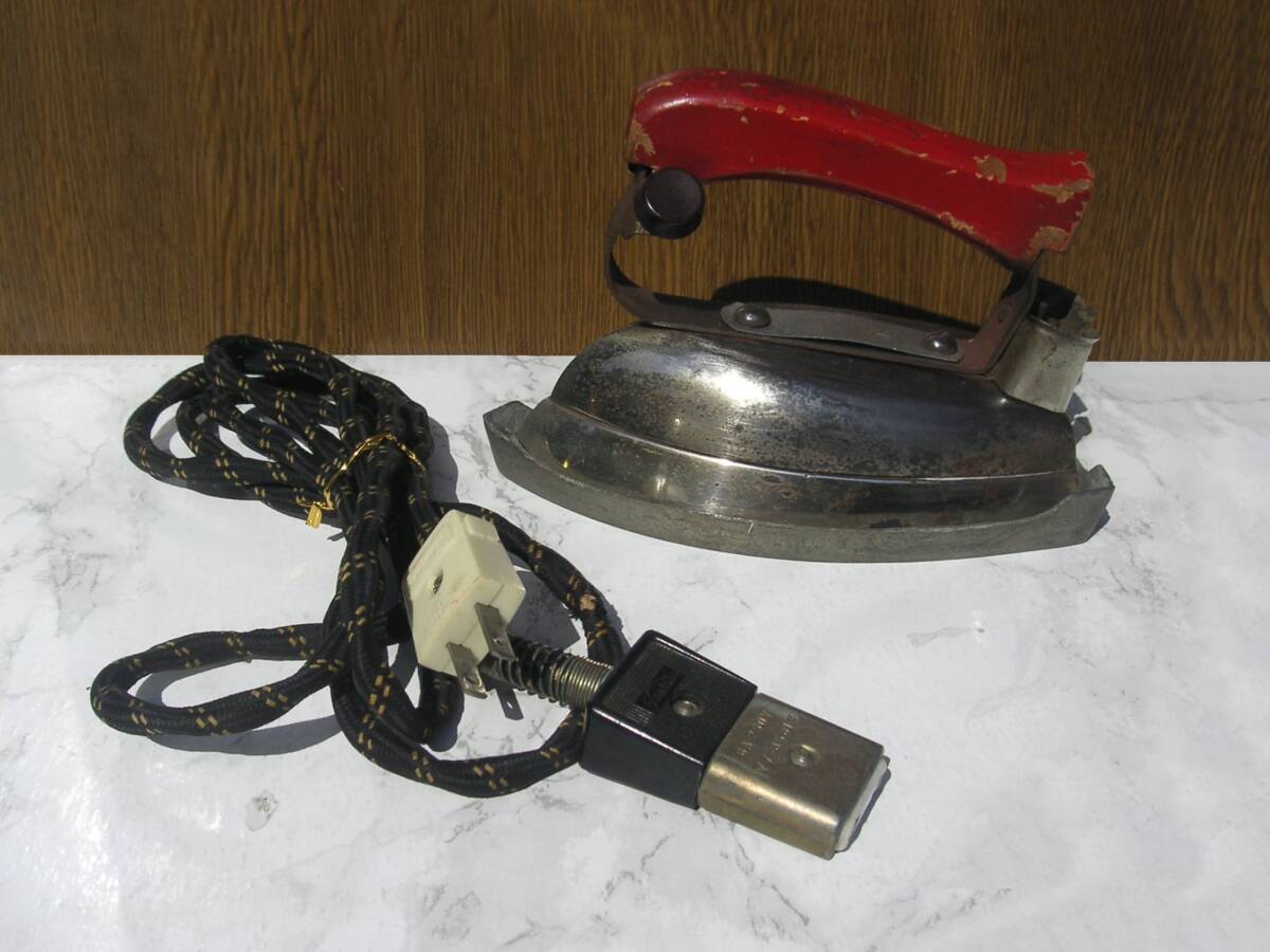 ∞ 電気アイロン ウララ 東芝製 昭和レトロ 通電します ●“ジャンク出品”です● ※ゆうパック60センチ限定※拍卖