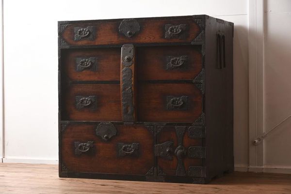 R-040099 アンティーク家具 江戸明治期 前面ケヤキ材 希少!和の雰囲気を高める時代物の岩谷堂箪笥(衣裳箪笥、時代箪笥)(R-040099)拍卖