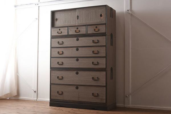 R-040622 アンティーク家具 昭和中期 総桐材 黒檀材 古い木肌が味わい深い上手物の3段重ね箪笥(衣装箪笥、引き出し)(R-040622)拍卖