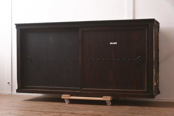 R-043205 アンティーク家具 ヒノキ材 鋲が素敵な引き戸タイプの水屋サイドボード(戸棚、収納棚、キャビネット)(R-043205)拍卖