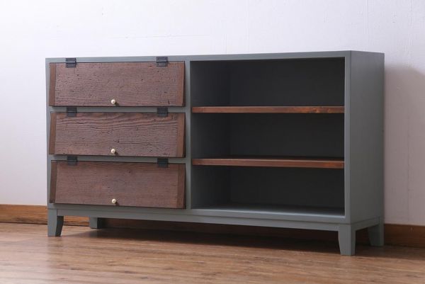 R-034333 リメイク ペイント家具 脚付き 明治期の松材が味わい深いパタパタ扉のリビングボード(下駄箱、収納棚、サイドボード)拍卖