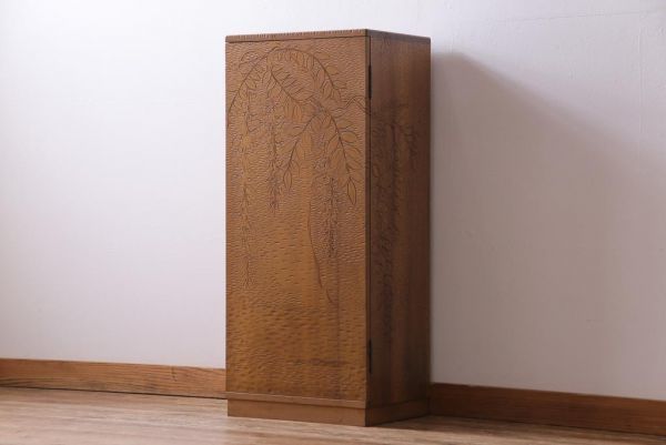 R-031661 高級品 朴の木 三方彫刻 藤が上品な印象を与える小振りな収納棚(キャビネット)拍卖