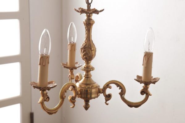 R-034859 フランスビンテージ すっきりとしたシルエットと細かな彫刻が魅力的なシャンデリア(3灯、天井照明、吊り下げ照明)拍卖