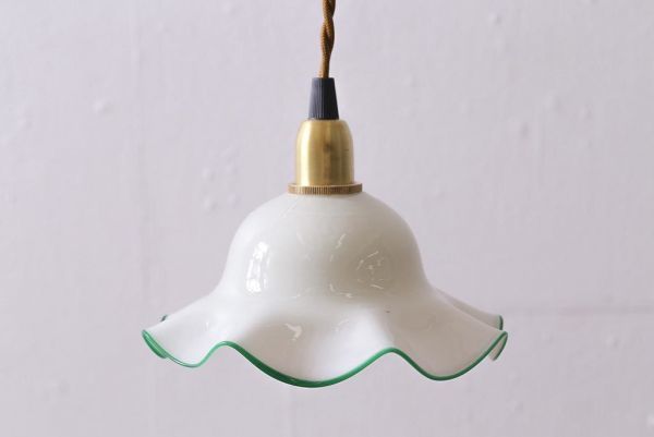 R-040804 ヴィンテージ照明 イギリスビンテージ 小振りな緑縁フリルのミルクガラスペンダントライト(ランプシェード、天井照明)拍卖