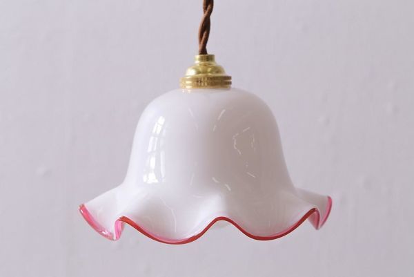 R-040811 ヴィンテージ照明 イギリスビンテージ 小振りなピンク縁フリルのミルクガラスペンダントライト(ランプシェード、天井照明)拍卖