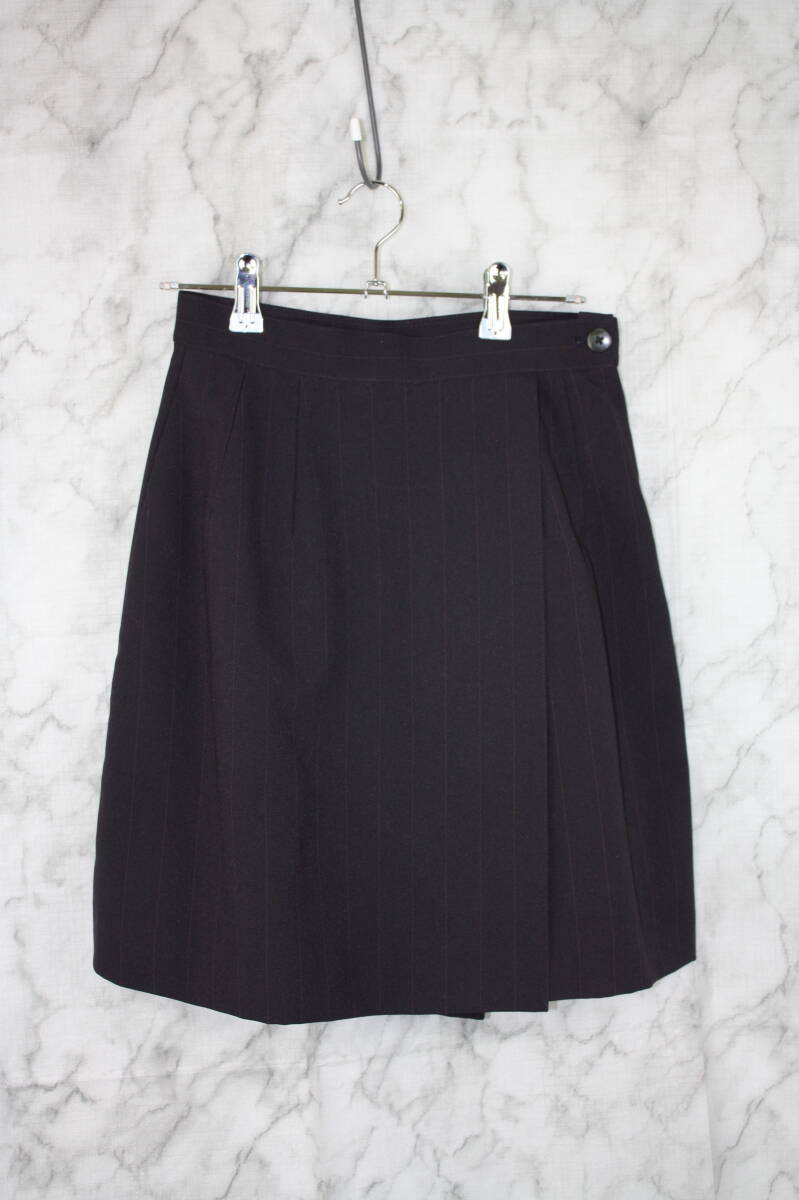 事務服 スカートのようなキュロット オフィススタイル ブラック寄りのグレー 薄くストライプ入り サイズS~Mサイズ拍卖